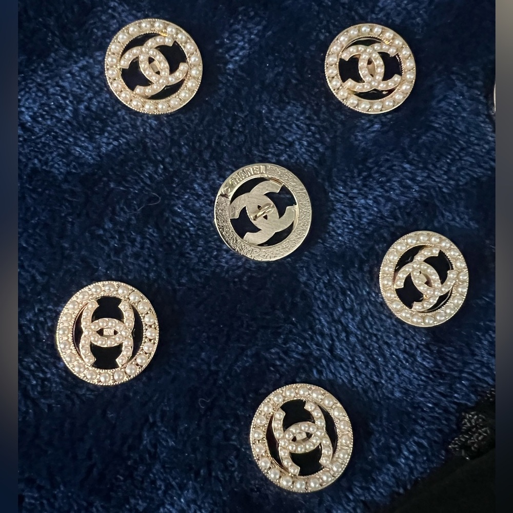 CC-(set of 6) 23mm=0.91”Pearl embellished golden alloy shanked buttons/stamped🤩 - Picture 12 of 15